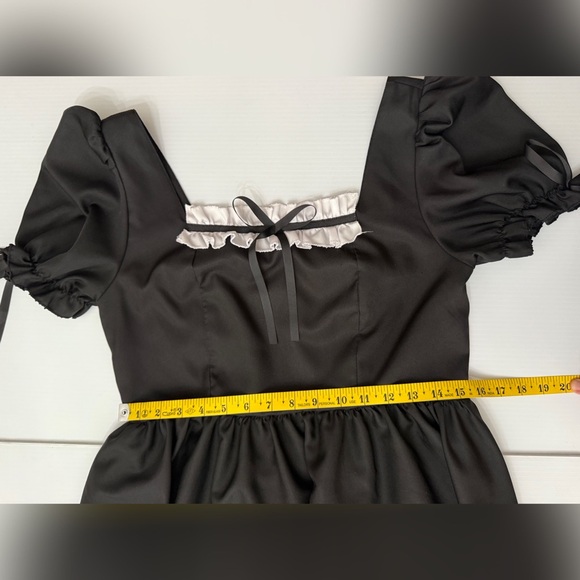 Sexy Elegant Maid Black Dress with Puff Sleeves and White Accents - Picture 5 of 7